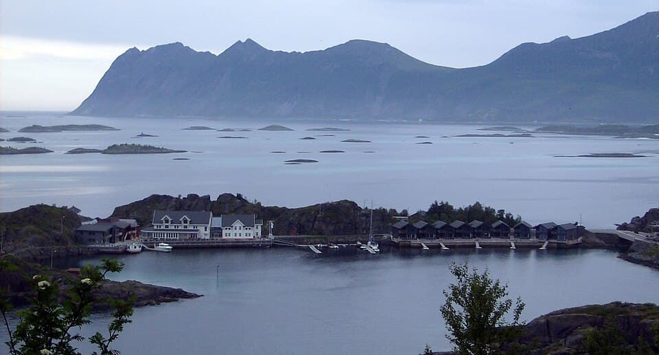 Hamn i Senja – sea cabins and quay by the fjord